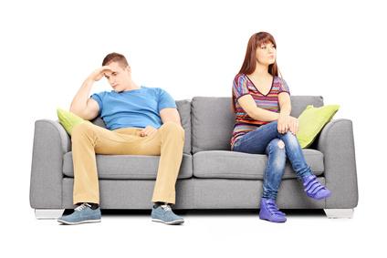 Bild Menschen sitzen auf Sofa